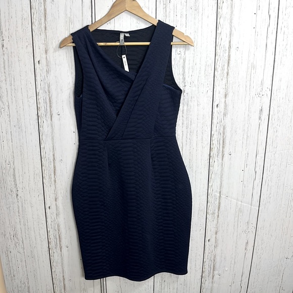 NWT ASOS MATERNITY Navy Quilted Sheath Dress Sleeveless Faux Wrap Size 6 - Picture 8 of 11